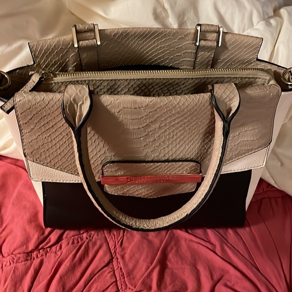 Jones New York Signature Carrie Satchel Bag Black, White and Beige. - Picture 3 of 12